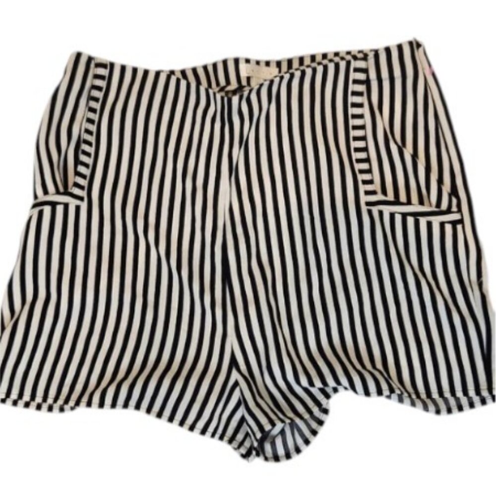 Leith black and cream stripe down short size L